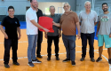 Deputado, Fernando Krellig, apresenta o modelo das cadeiras que serão instaladas no ginásio Willy Germano Gessner